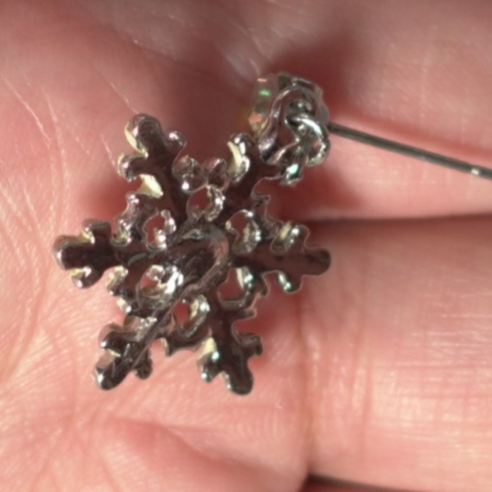 2 VTG Snowflakes Winter and Christmas Jewelry Gold Silver Tone Rhinestone EUC - Picture 3 of 8